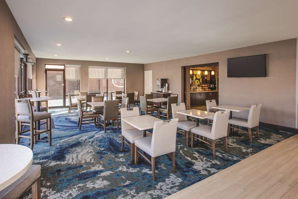 La Quinta Inn & Suites by Wyndham Philadelphia Airport - photo 31