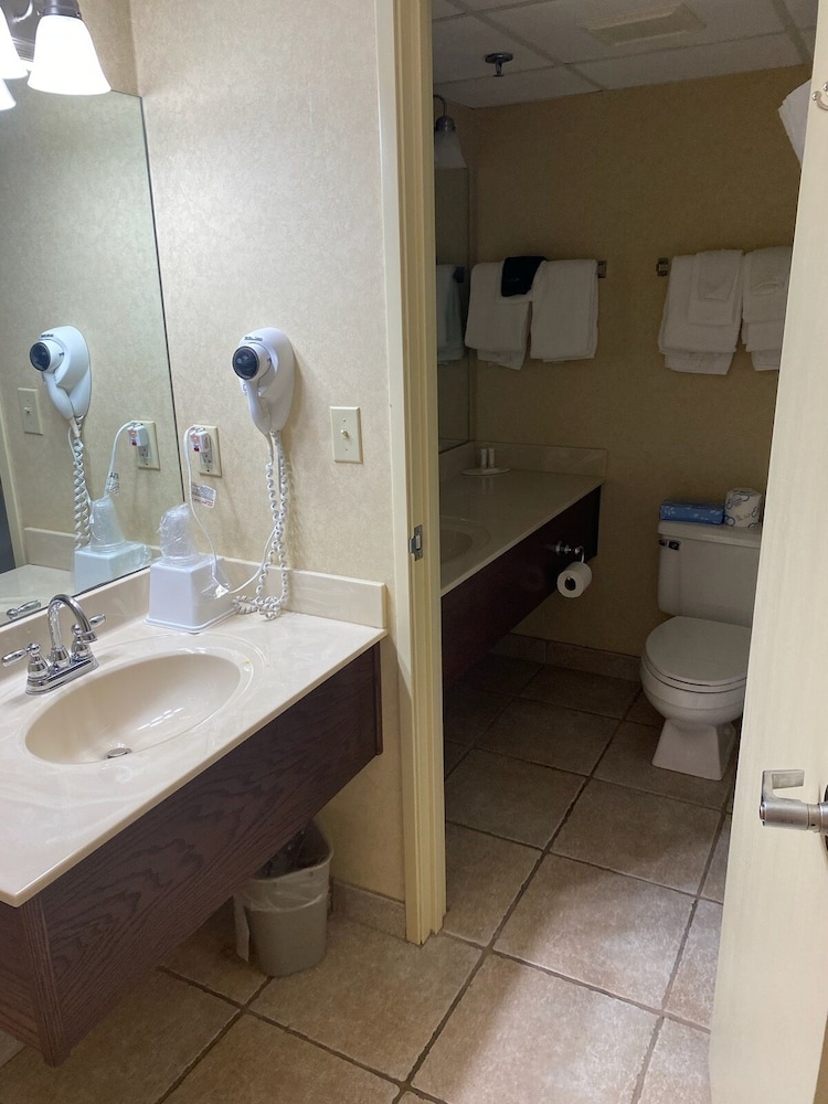 The Boardwalk Inn - photo 10