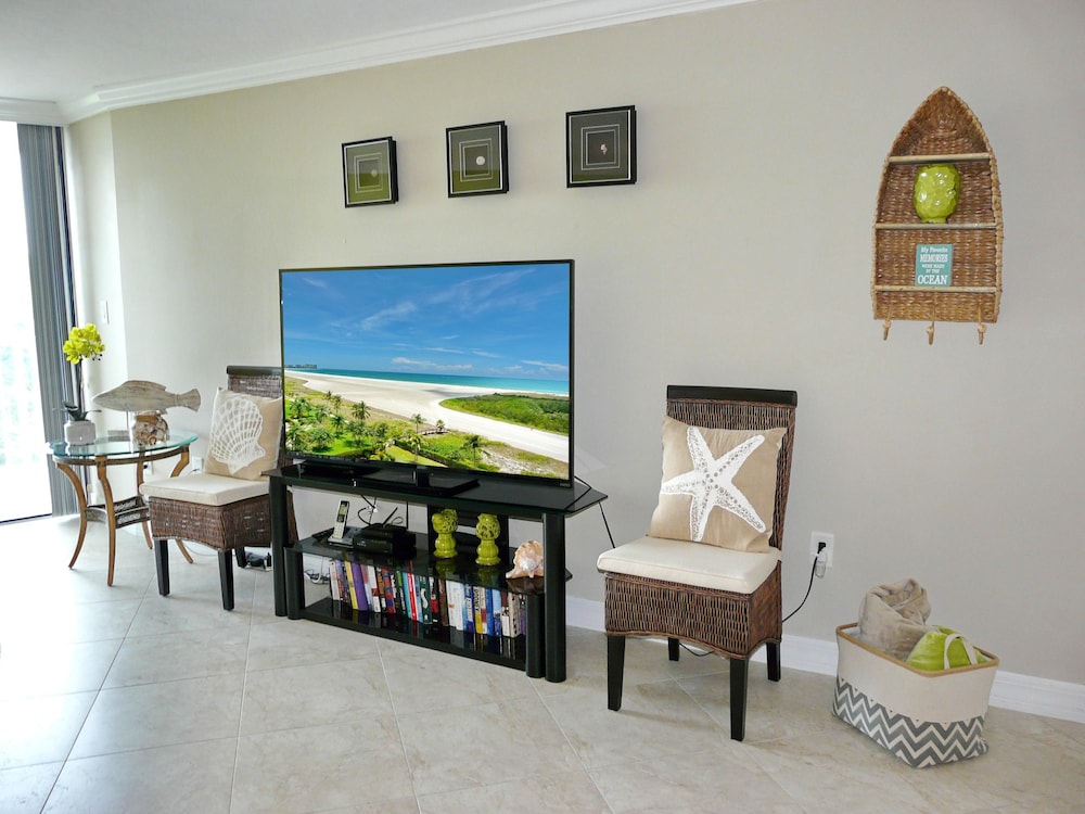 Beachfront condo in resort style community with pool - photo 8