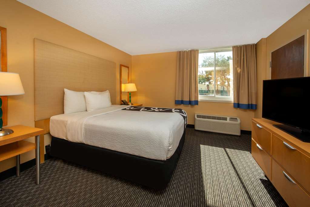 La Quinta Inn & Suites by Wyndham Deerfield Beach I 95 - photo 27