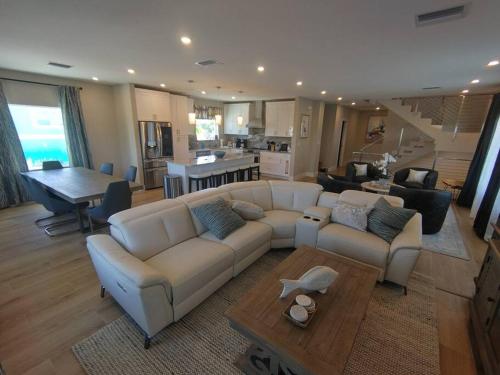Oceanview Luxury Retreat 12 Guest 6 Beds Pool&Dock in Marathon, United States