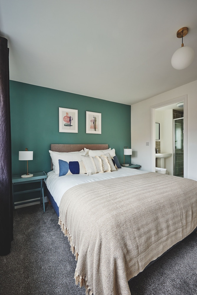 Warwick Serviced Home for 8 walking distance to University — 4-Star Luxury Hotel in Coventry, United Kingdom