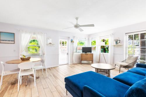 Siesta Key Heated Pool Dock on Lagoon Turtle Beach 1 mile and Crescent Beach 2 miles 1bdr in Siesta Key, United States