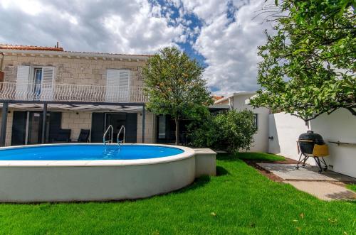 Azure Heaven Apartment w heated pool