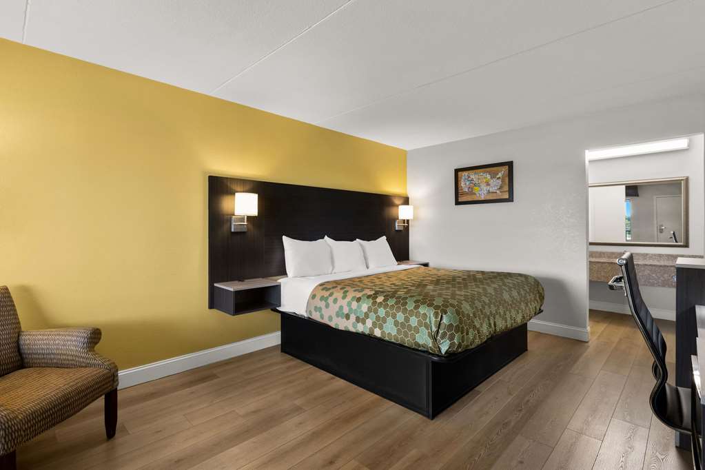 Econo Lodge White Pine Morristown I 81 & I 40 Split - photo 10