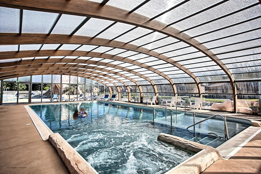 Camping Les Portes Du Beaujolais — 4-Star Luxury Hotel in Amberieux-En-Dombes, France