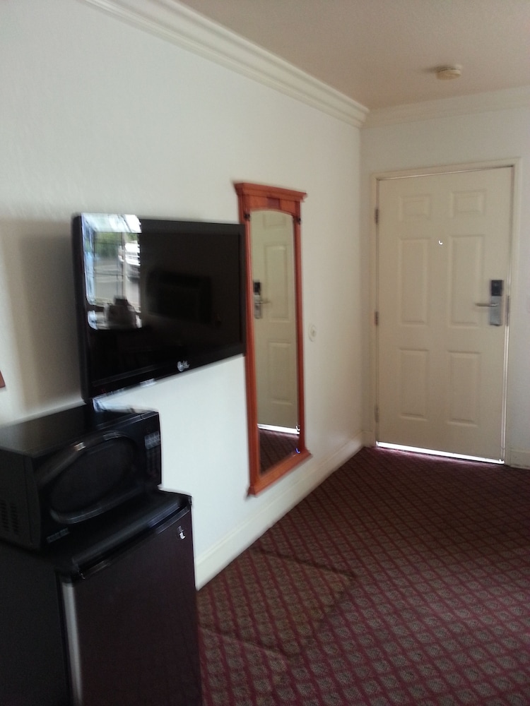 Walls Motel Long Beach - photo 36