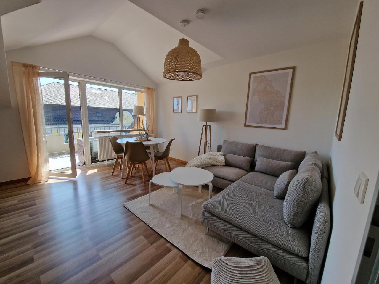 C4S COME4STAY Altötting 3 Zi Whg I Zentrale Lage I Parkplatz I Balkon I WIFI I SmartTV I 1 Kingsize 1 Queensize Bett I Office Arbeitsplatz I Wohnbereich mit Couch und Essbereich I voll ausgestattete Küche I Nespresso — 4-Star Luxury Hotel in Altoetting, Germany