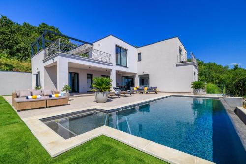 Villa Levant for 10 people near Opatija with jacuzzi & sea view — 4-Star Luxury Hotel in Moscenicka Draga, Croatia