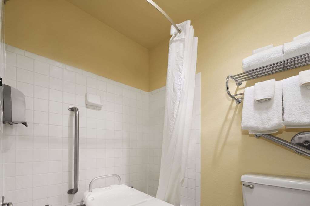 Days Inn & Suites by Wyndham Stevens Point - photo 11