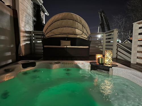 Best Home To Visit NYC Hot Tub EWR Airport Free Parking — 4-Star Luxury Hotel in Hillside, United States