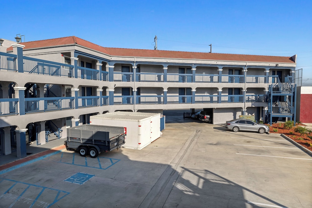 Downey Inn Luxury Suites - photo 18
