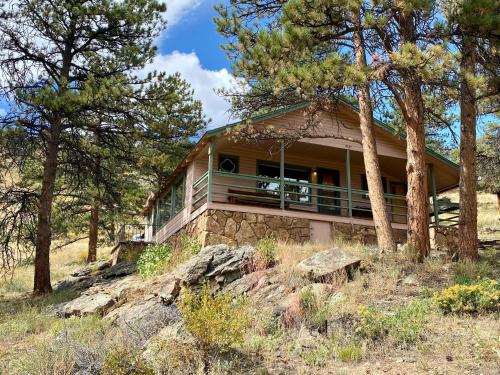 Rose Den Romantic Mountain Cabin with Views — 4-Star Luxury Hotel in Estes Park, United States