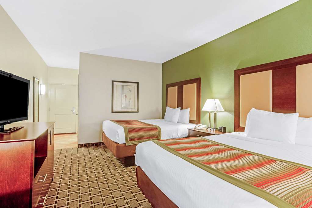 La Quinta Inn & Suites by Wyndham Lancaster - photo 11