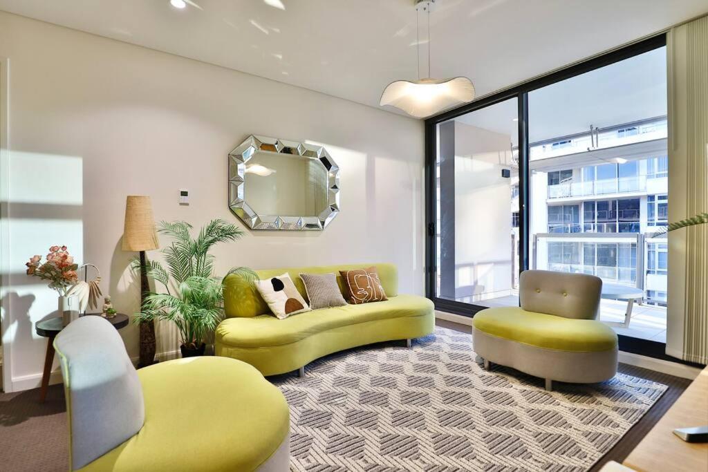 Urban Oasis Residence Views Parking Ease — 4-Star Luxury Hotel in Sydney, Australia