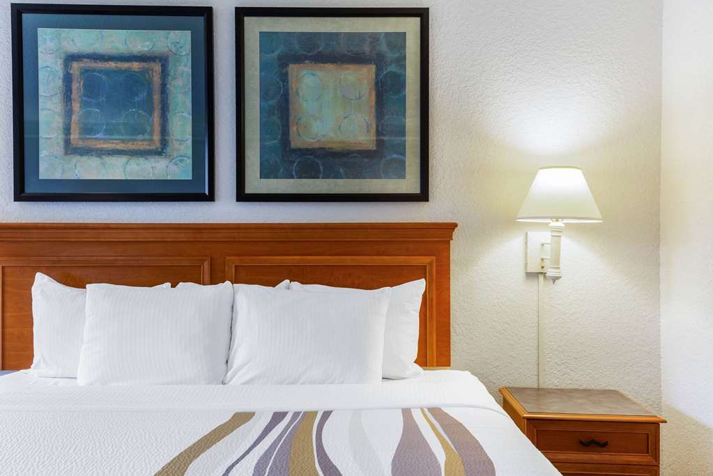 La Quinta Inn & Suites by Wyndham Redding - photo 18