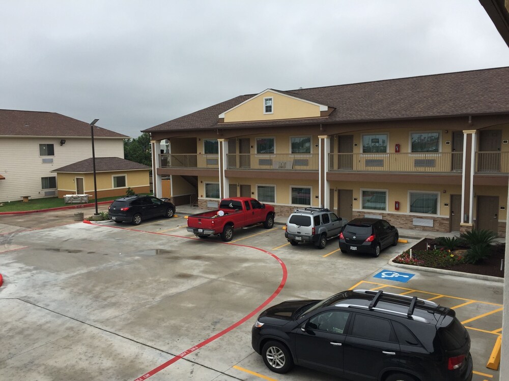 Downtowner Inns & Suites - photo 38