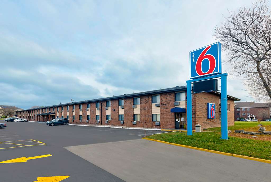 Motel 6 Oak Creek WI - featured photo