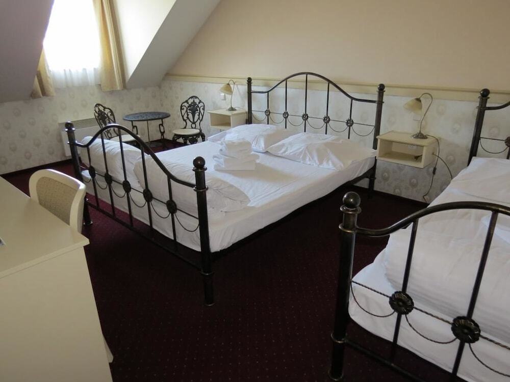 Zámek Kamenný Dvůr — 4-Star Luxury Hotel in Kynsperk Nad Ohri, Czech Republic