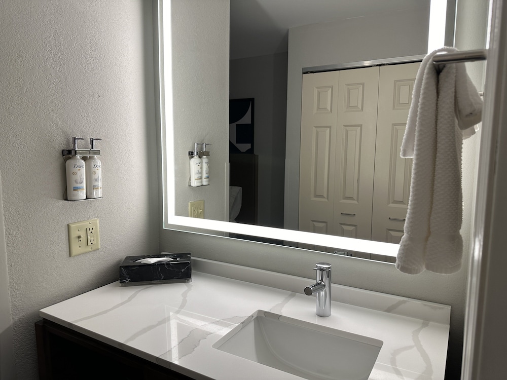Staybridge Suites Milwaukee West Oconomowoc by IHG - photo 58