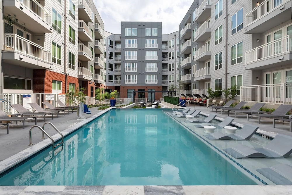 Landing Near Fort Worth Zoo & Botanic Garden — 4-Star Luxury Hotel in Fort Worth, United States
