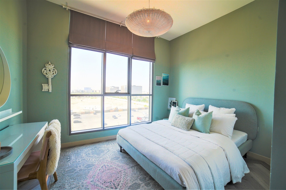 Luxurious Dubai Hills with balcony park view — 4-Star Luxury Hotel in Dubai, United Arab Emirates