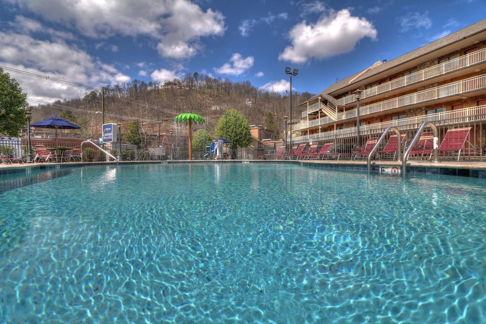 Crossroads Inn & Suites - photo 59