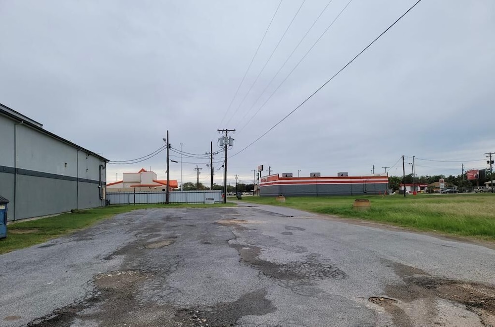 Texas Inn & Suites Raymondville - photo 62