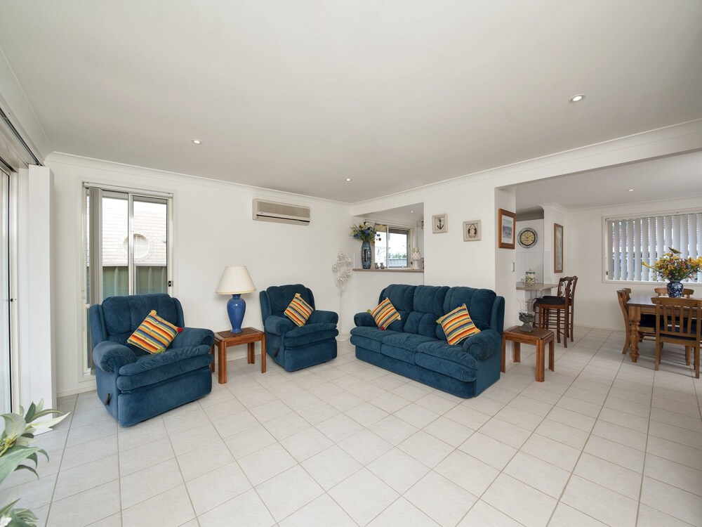 The Jacaranda Pet Friendly Air Con Wifi Boat Parking Large backyard — 4-Star Luxury Hotel in Nelson Bay, Australia