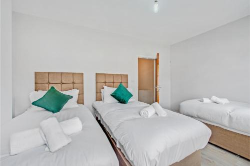 Lovely Home Park Views & Ideal Transport Links — 4-Star Luxury Hotel in London, United Kingdom