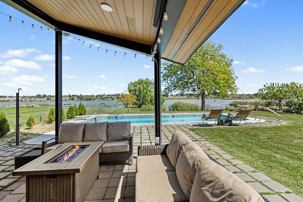 Lakefront Washington Home with Private Pool and Sauna — 4-Star Luxury Hotel in Moses Lake, United States
