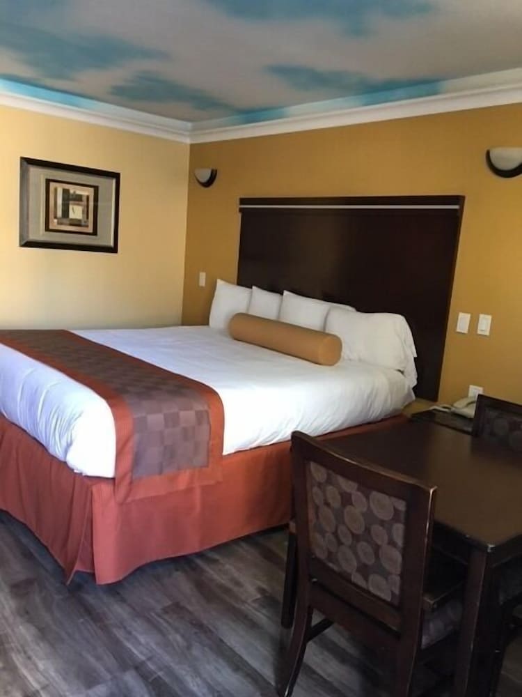 Hollywood Palms Inn and Suites - photo 34