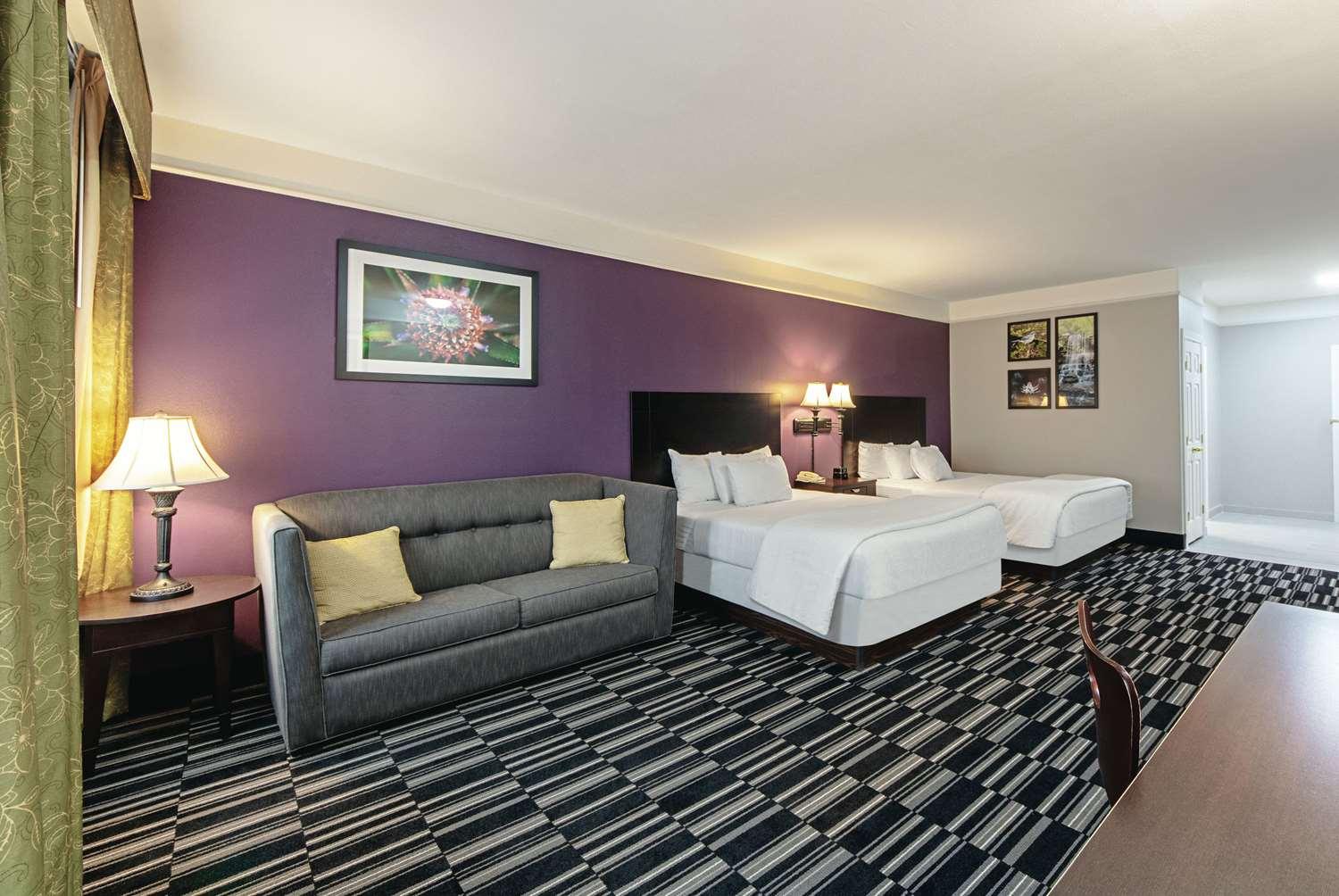 La Quinta Inn & Suites by Wyndham Alamo McAllen East - photo 10