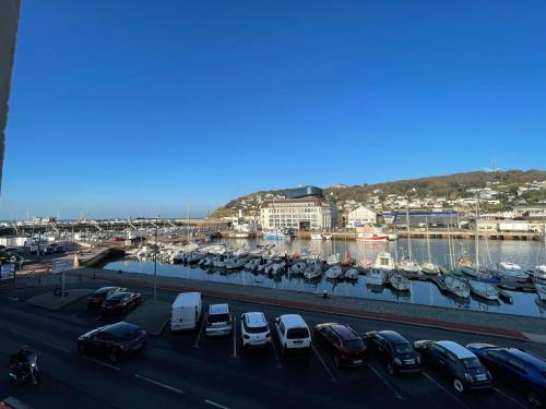 Captain YOO Terre Neuvas Suite du capitaine sur le port — 4-Star Luxury Hotel in Fecamp, France