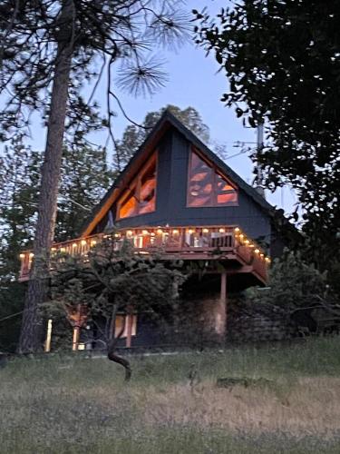 Serenity View Peaceful & Cheerful 3BD Cabin — 4-Star Luxury Hotel in Groveland, United States