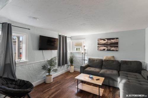 Borealis Barnhouse Slumber 7 in Anchorage, United States