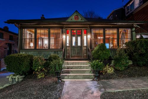 Lake Suite with Sunroom by Henry House Stays — 4-Star Luxury Hotel in Stratford, Canada