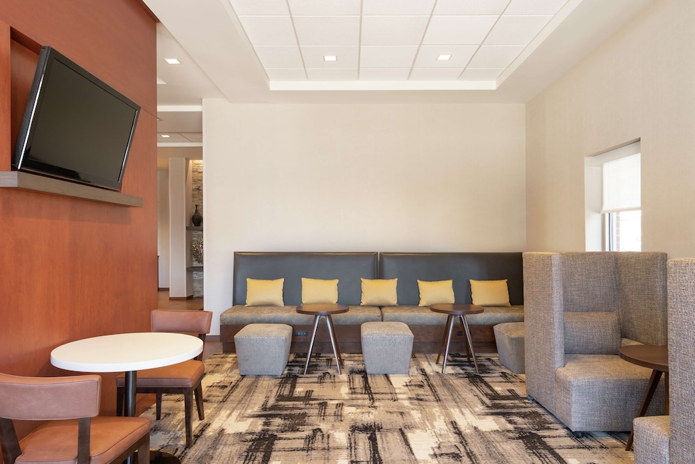 Hampton Inn Portland Downtown Waterfront - photo 2