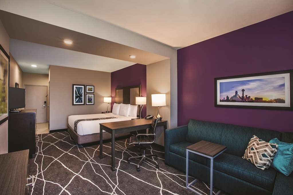 La Quinta Inn & Suites by Wyndham Dallas Northeast Arboretum - photo 13