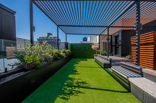 Sunny 3rd Floor spacious Fast wifi pool