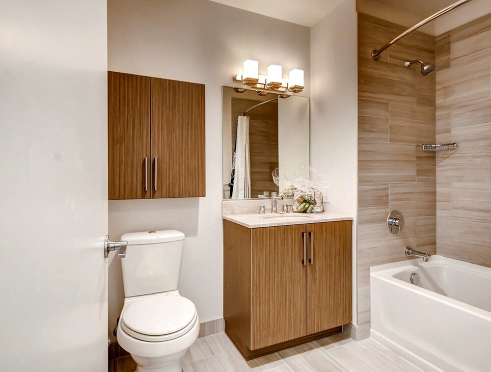Global Luxury Suites at Newport - photo 44