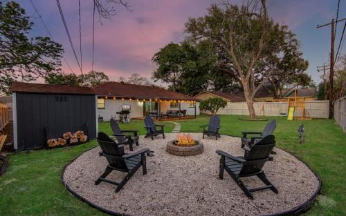 4 BD Mid Modern Century with Firepit & Playground — 4-Star Luxury Hotel in Houston, United States
