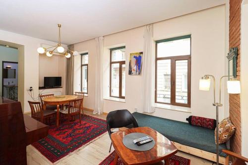 Vintage 2BR Apartment Managed By Wehost