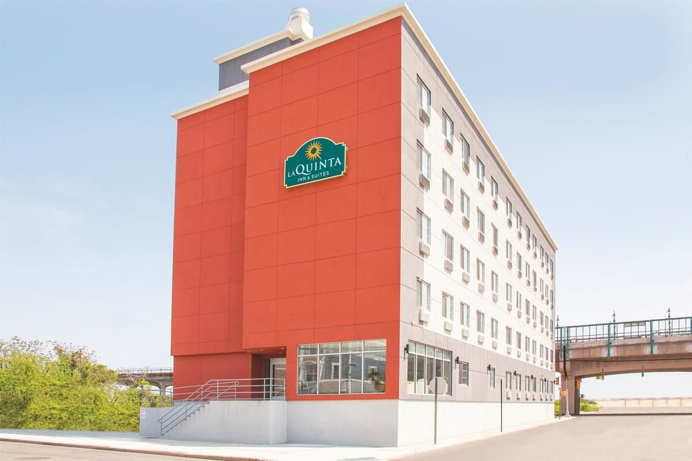 La Quinta Inn & Suites Far Rockaway JFK Airport — hotel in Far Rockaway