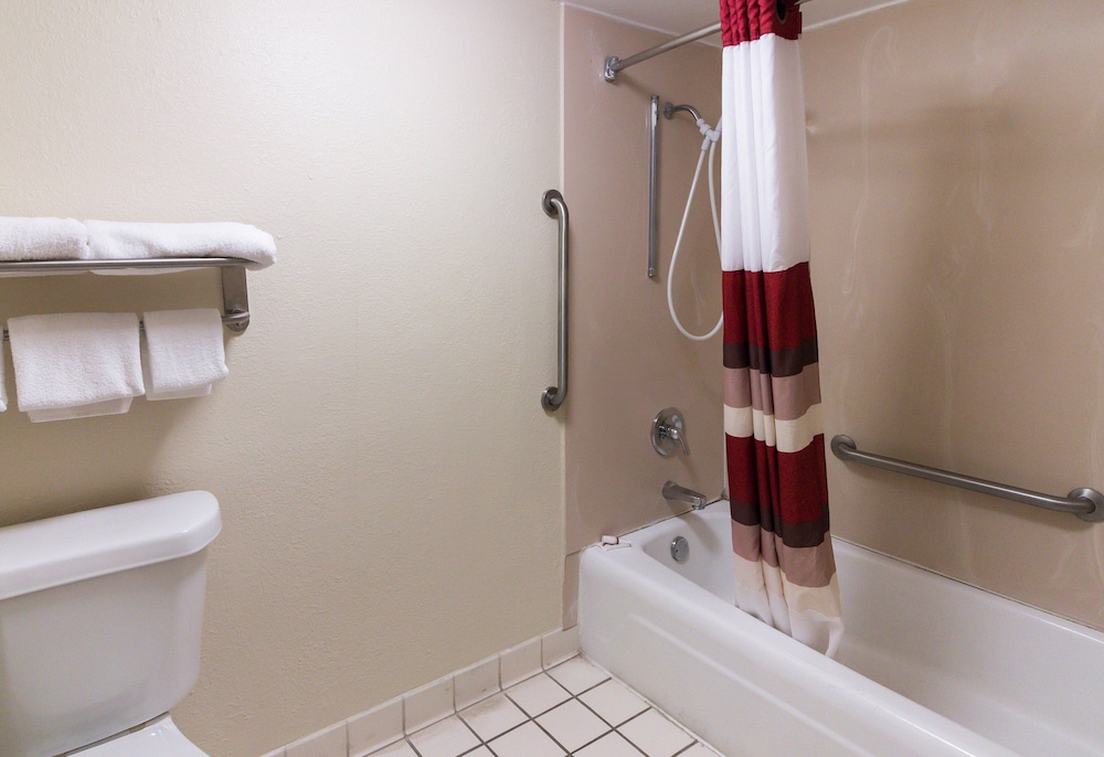 Red Roof Inn & Suites Commerce Athens - photo 21