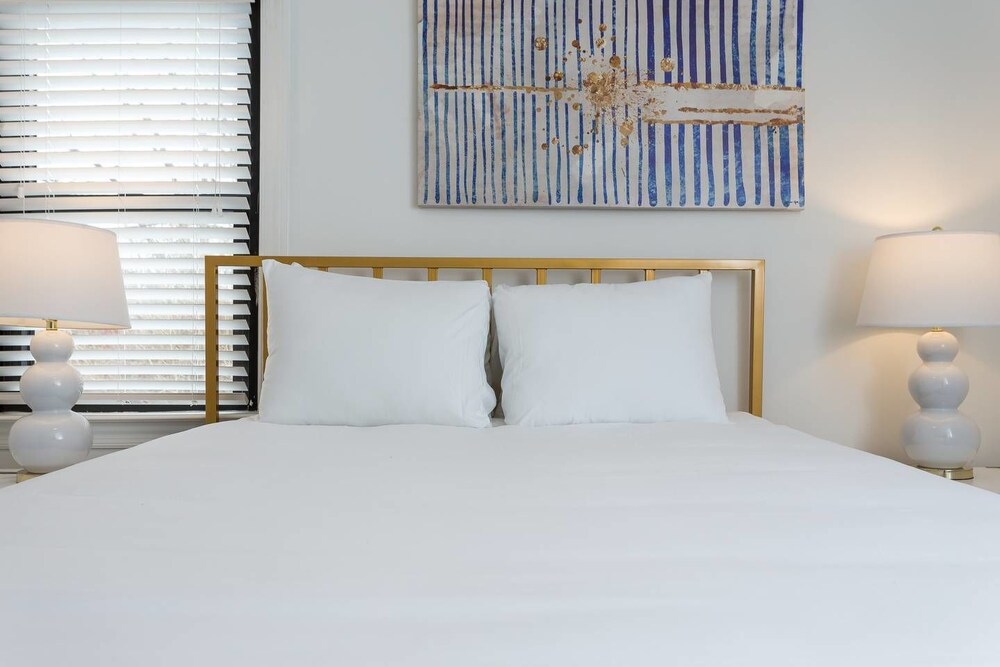 8 BRs Comprised of 4 2BR Suites by Domio - photo 21