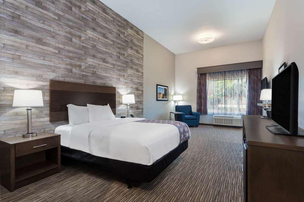 La Quinta Inn & Suites by Wyndham Bloomington - photo 22
