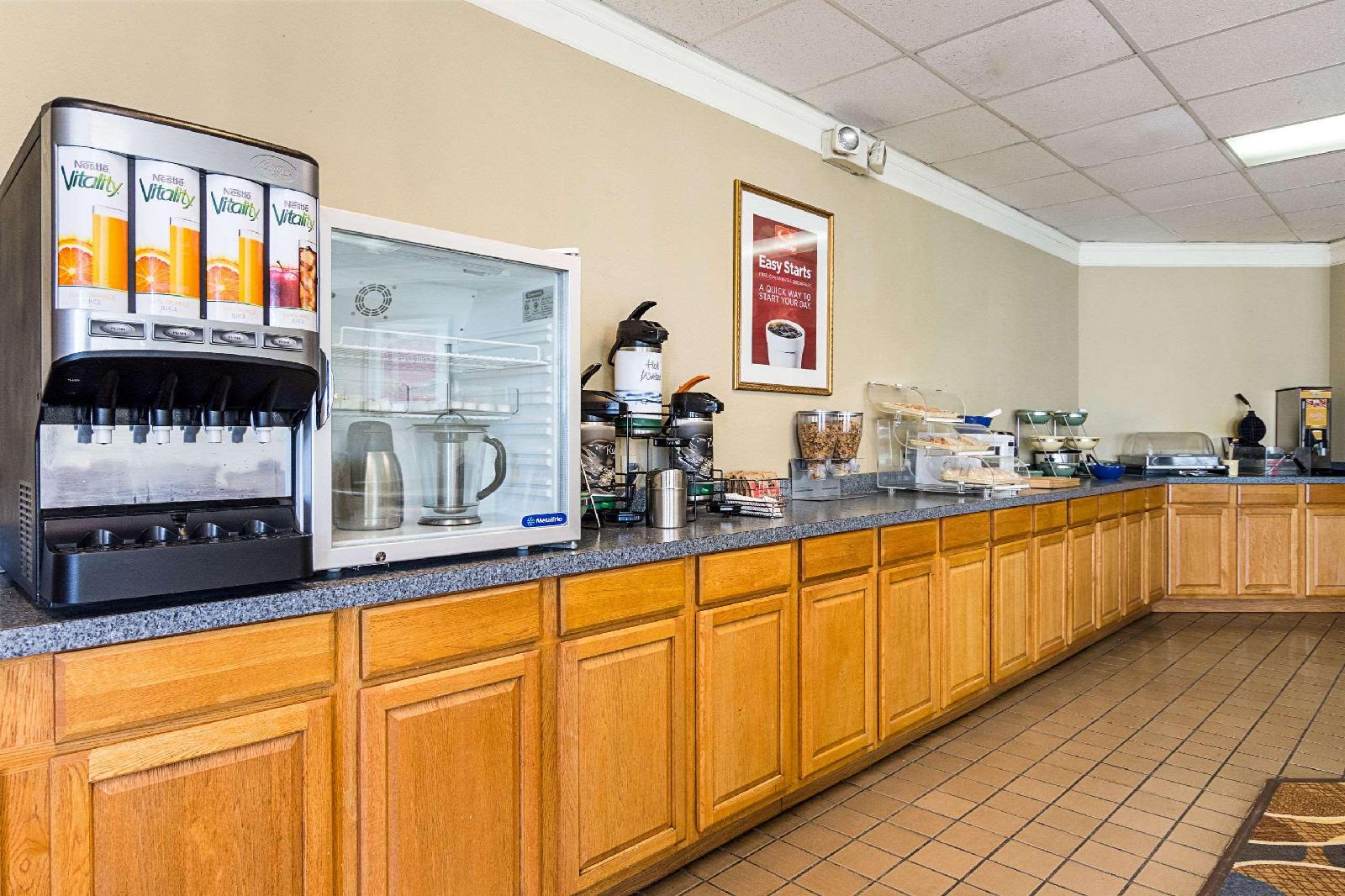 Econo Lodge - photo 26