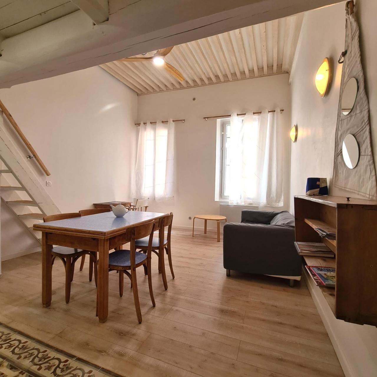 Ambiance Bois Proche Vieux Port T2 de Caractere in La Ciotat, France