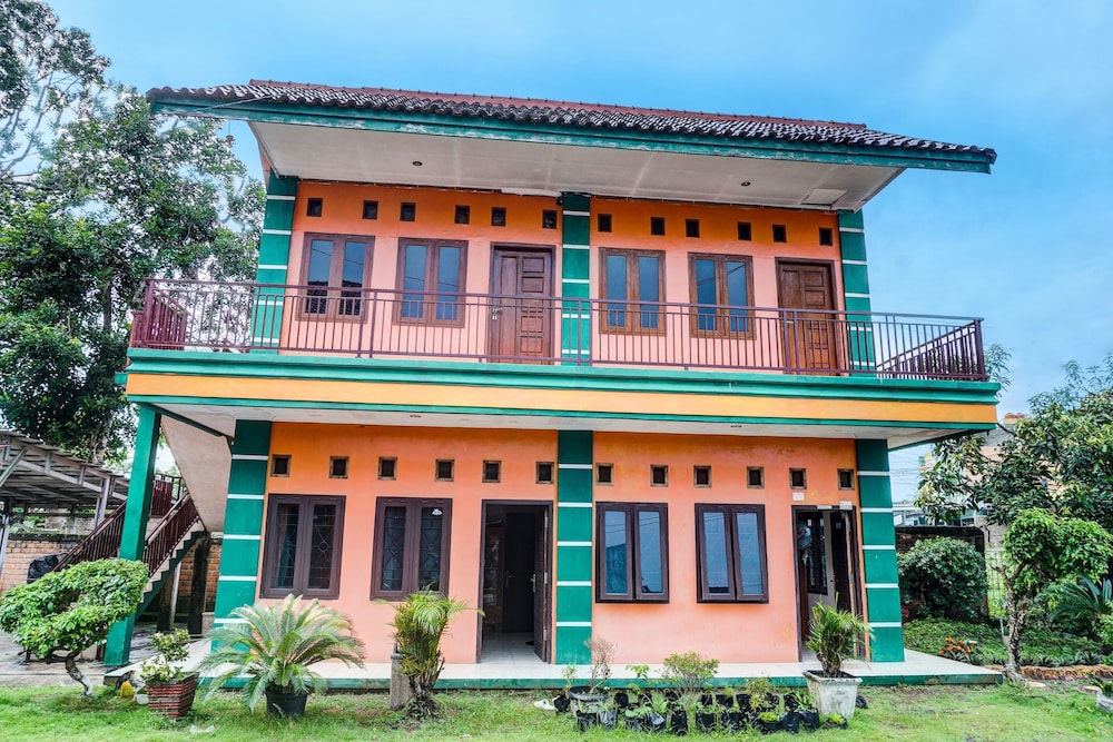 Capital O 92316 Wisma Widya Loka Pratama Near Futsal Tebing Gading — hotel in Muaradua